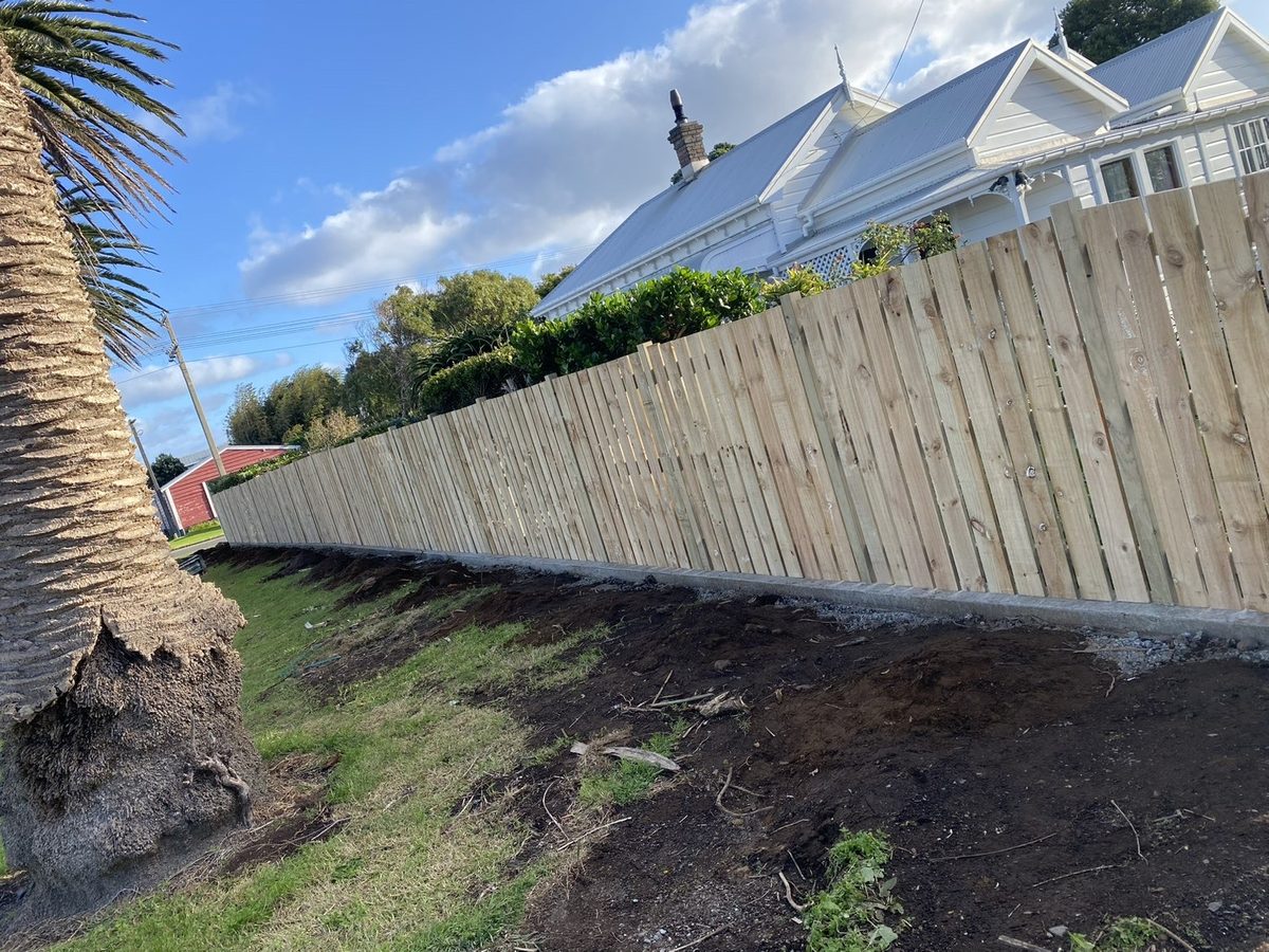 35 m long, 1.8 m high paling fence
