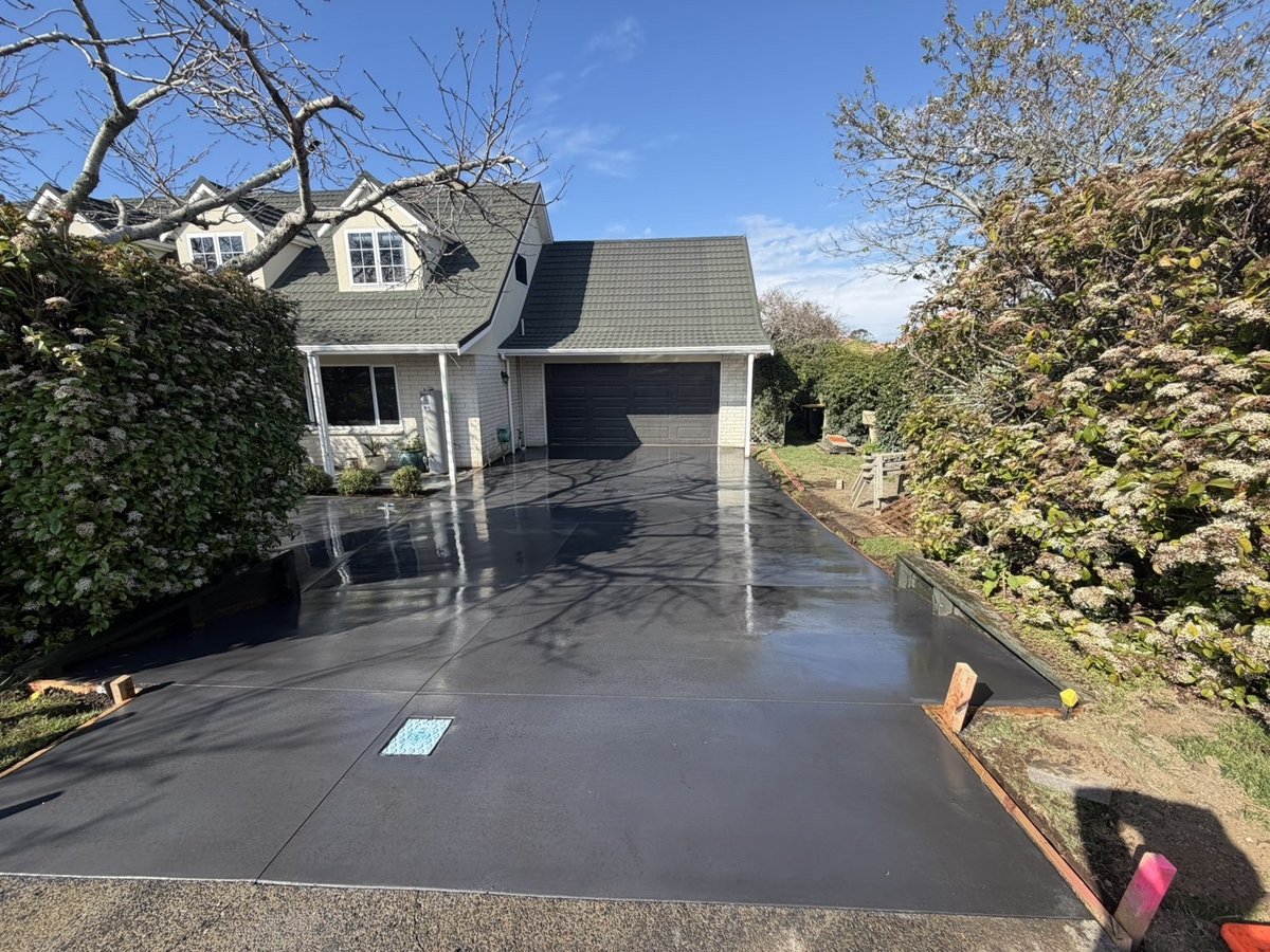95 sqm 5% black broom finish driveway, photo 1 of 3