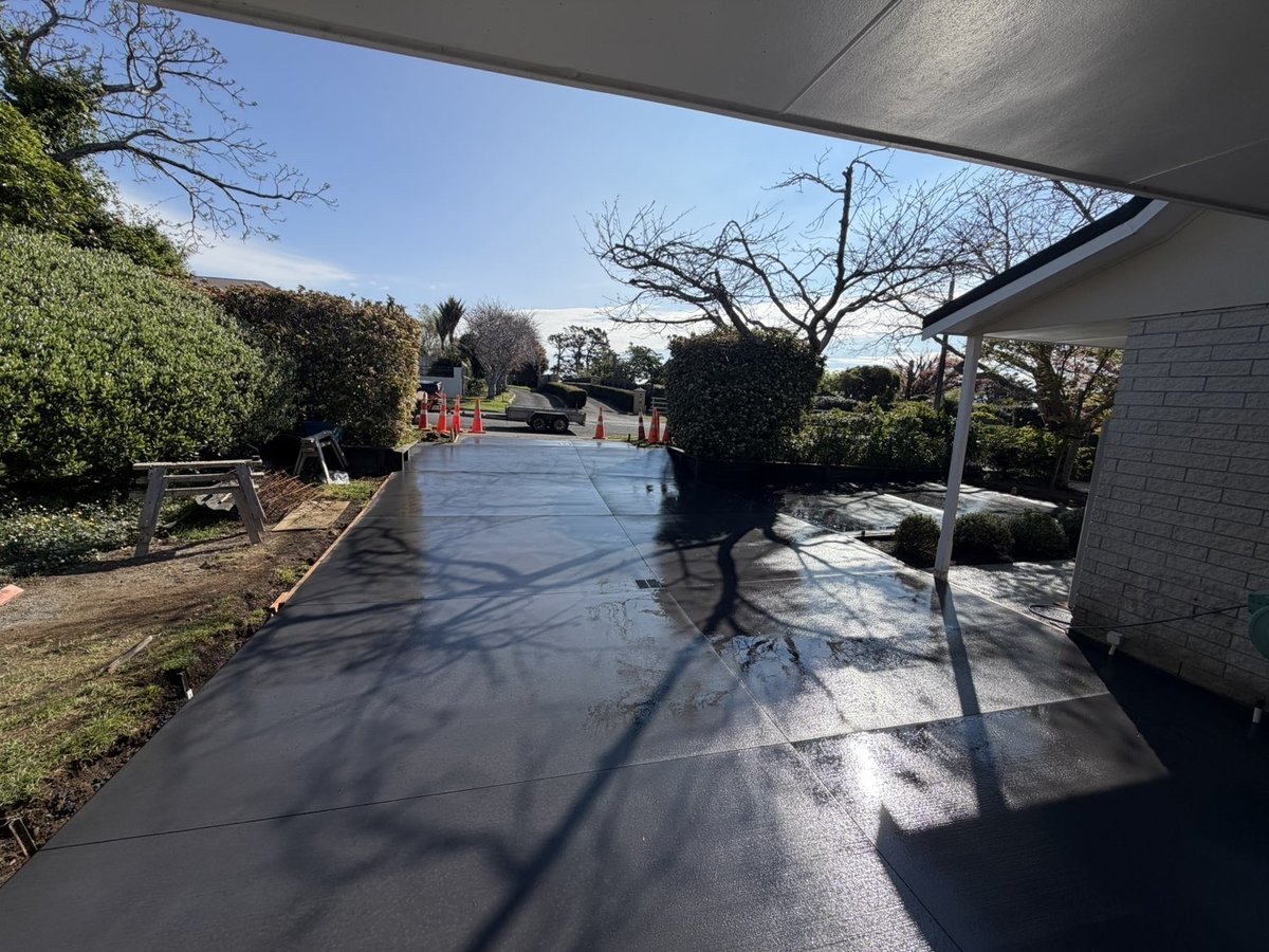 95 sqm 5% black broom finish driveway, photo 2 of 3