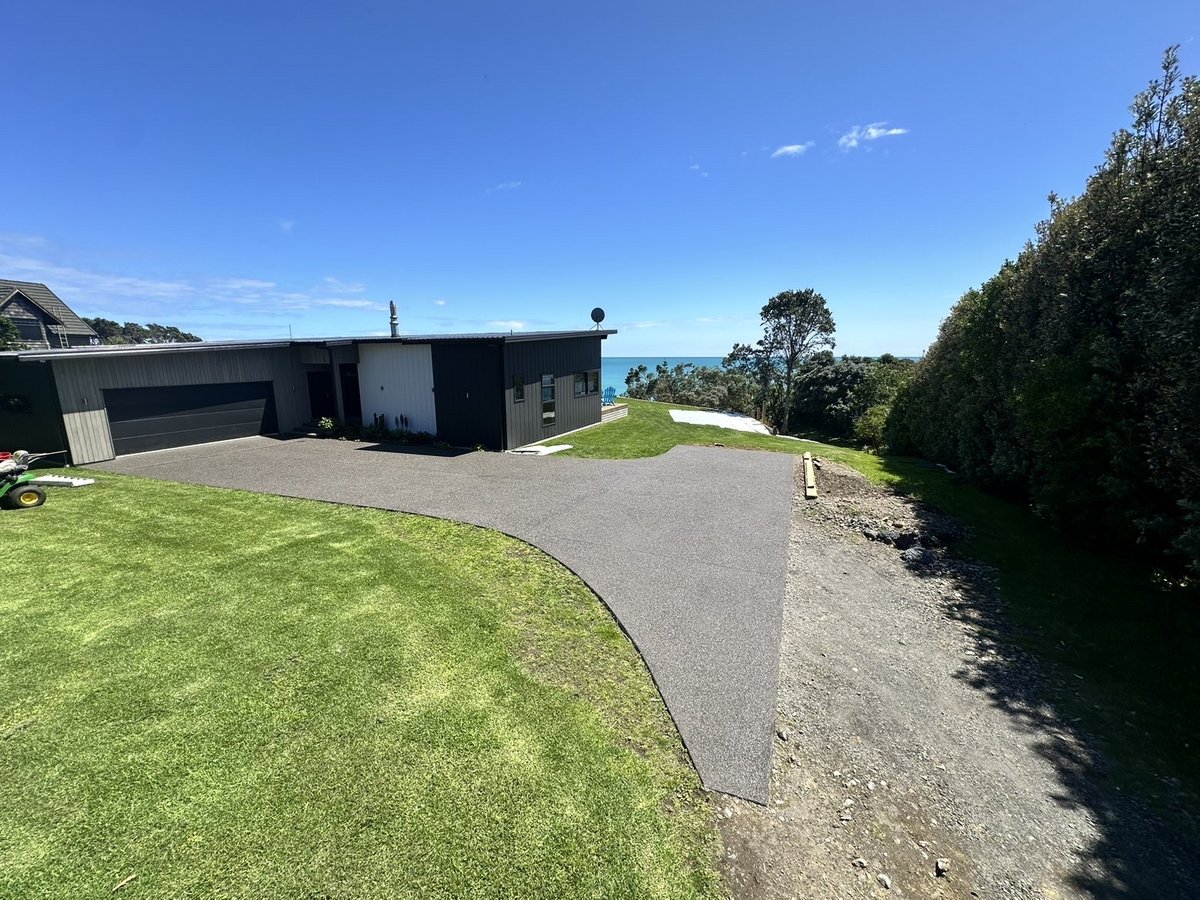 160 sqm 5% black Uriti exposed aggregate driveway, photo 1 of 3