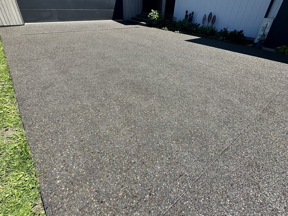 160 sqm 5% black Uriti exposed aggregate driveway, photo 2 of 3
