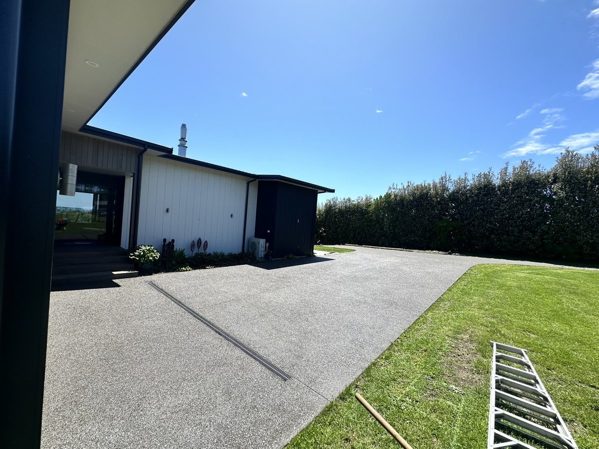 160 sqm 5% black Uriti exposed aggregate driveway, photo 3 of 3